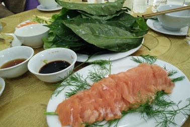 Ngon lạ món gỏi cá hồi ăn kèm với lá sa lăng