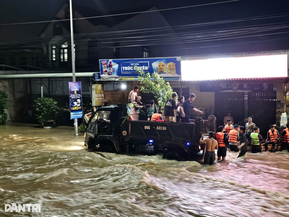 Đêm không ngủ cứu người mắc kẹt nơi rốn lũ Hàm Thắng ở Lâm Đồng - 7