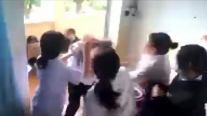 Hình ảnh nữ sinh lớp 7 bị đánh hội đồng. Ảnh cắt từ clip