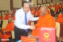 Bộ trưởng Dân tộc và Tôn giáo tặng quà chức sắc, người có công tại Trà Vinh