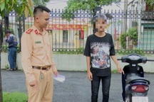 Con đi xe máy "bốc đầu", mẹ bị công an xử phạt
