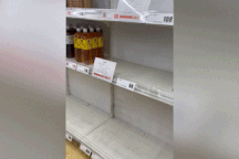 Người Việt tại Nhật ăn mì gói thay cơm, khóc ròng vì siêu thị cạn nước uống