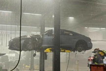 Cháy xe điện Audi e-tron GT đang nằm trên cầu nâng trong đại lý