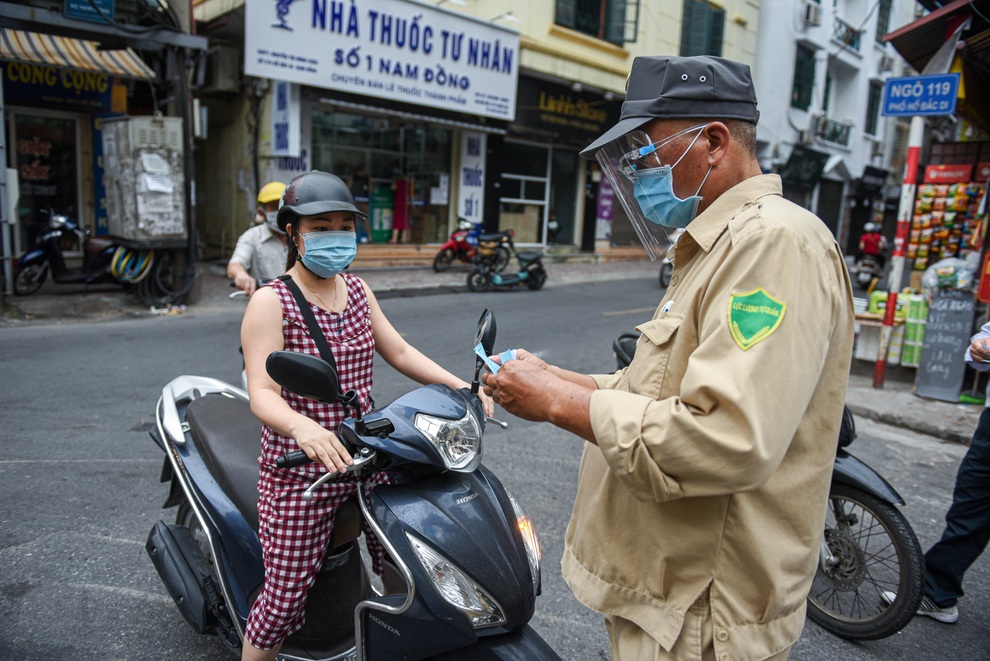 Nhiều người dân thiếu giấy đi đường, đi chợ sai ngày, không đúng giờ - 11 Nhiều người dân thiếu giấy đi đường, đi chợ sai ngày, không đúng giờ - 11