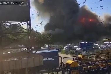 Video vụ tập kích tên lửa thiêu rụi trung tâm thương mại Ukraine