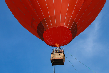 Hàng chục khinh khí cầu khoe sắc trên bầu trời TPHCM