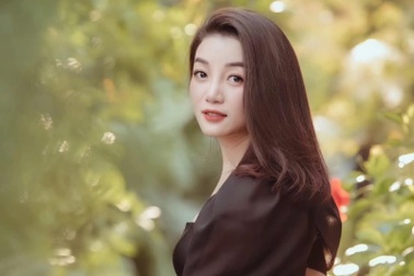 Phạm Thu Hà hát "Đôi bờ" tri ân lực lượng nơi tuyến đầu chống dịch