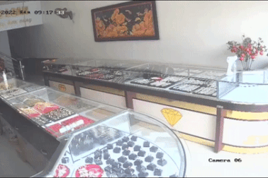 Lời kể của nữ chủ tiệm vàng lao theo tên cướp có hung khí