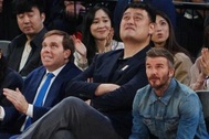 Khoảnh khắc David Beckham nhỏ bé bên huyền thoại bóng rổ cao 2,29m