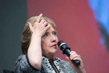 Cựu Ngoại trưởng Mỹ Hillary Clinton bị gọi hầu tòa