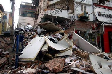 Nhà 5 tầng sập, đè siêu thị máy tính