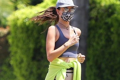 Alessandra Ambrosio đeo khẩu trang chạy trên phố