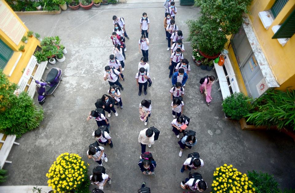 Chùm ảnh: Học sinh Sài Gòn háo hức trở lại trường sau gần 1 tháng nghỉ Tết - 3 Chùm ảnh: Học sinh Sài Gòn háo hức trở lại trường sau gần 1 tháng nghỉ Tết - 3