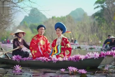 Công Vượng đưa vợ cùng 3 con vào MV "Thuyền hoa" kỷ niệm 10 năm ngày cưới.