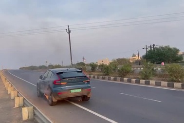 Xe điện Volvo C40 Recharge đang đi trên đường thì bốc cháy