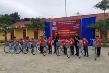 Báo Dân trí trao tặng 258 suất quà Tết đến học sinh miền núi tỉnh Tuyên Quang