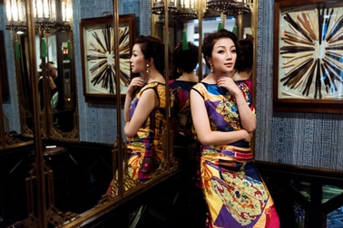 “Họa mi bán cổ điển” Phạm Thu Hà tái xuất với hình ảnh rực rỡ sắc màu