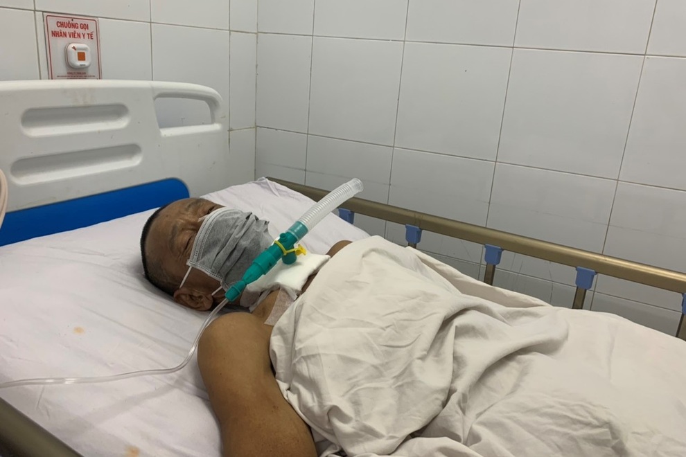 Cô gái nghẹn ngào cầu xin các nhà hảo tâm cứu giúp người cha nghèo khổ - 2 Cô gái nghẹn ngào cầu xin các nhà hảo tâm cứu giúp người cha nghèo khổ - 2