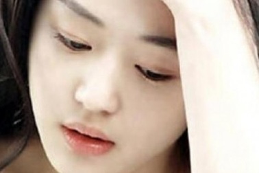 Nước mắt của người phụ nữ gửi con cho mẹ đẻ để theo chồng