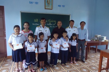 Rộn ràng lễ khai giảng ở huyện Trường Sa