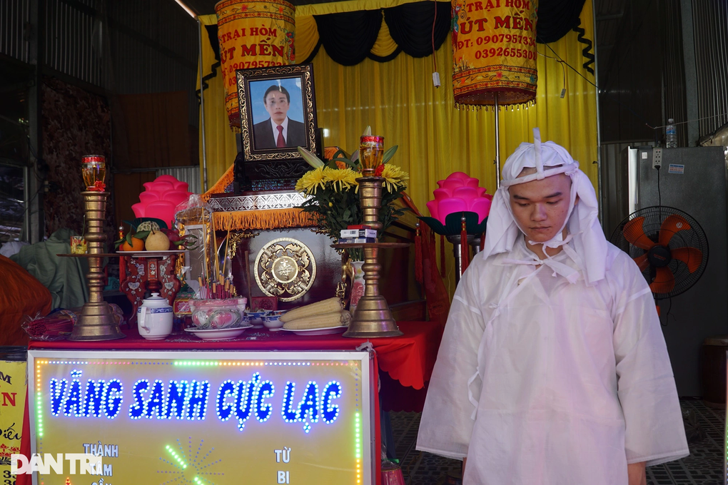 Vụ trộm đâm chết chủ quán cà phê: Cha đỡ mưa dao để tôi được sống! - 1 Vụ trộm đâm chết chủ quán cà phê: Cha đỡ mưa dao để tôi được sống! - 1