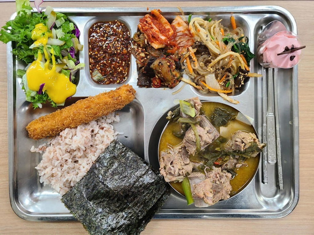 Học sinh bốn phương ăn gì trong bữa trưa ở trường học? - 12 Học sinh bốn phương ăn gì trong bữa trưa ở trường học? - 12