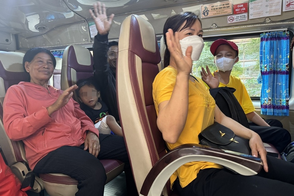 Chuyến xe đặc biệt đưa bé trai 3 năm điều trị ung thư máu về quê ăn Tết - 3 Chuyến xe đặc biệt đưa bé trai 3 năm điều trị ung thư máu về quê ăn Tết - 3