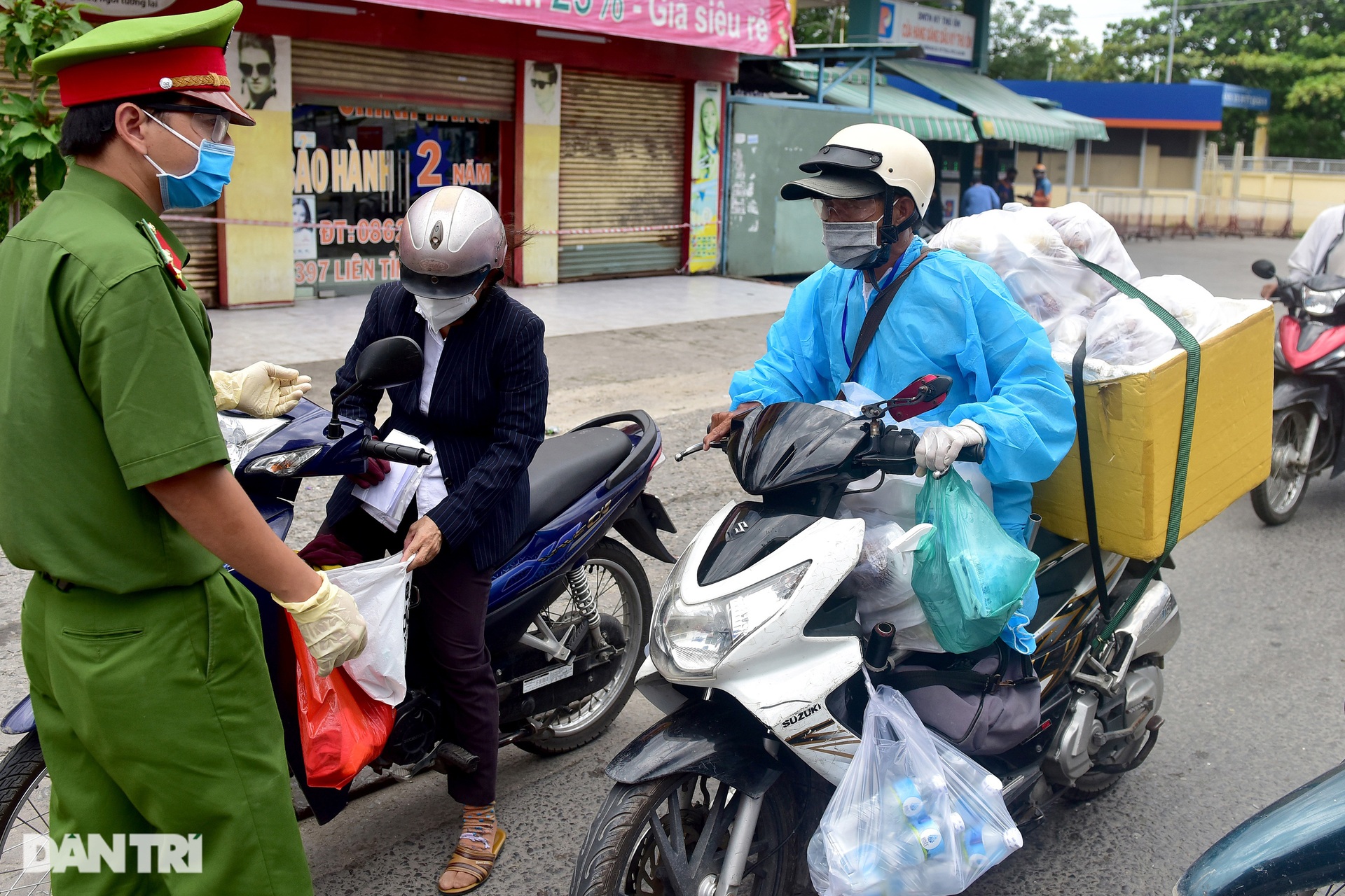 Võ sư một chân chạy xe 60 km mỗi ngày phát cơm cho người khó khăn ở Sài Gòn - 7 Võ sư một chân chạy xe 60 km mỗi ngày phát cơm cho người khó khăn ở Sài Gòn - 7