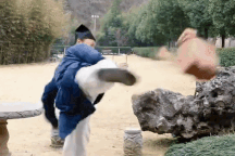 Dùng chân đạp vỡ gạch, chưởng môn Võ Đang vẫn gây tranh cãi