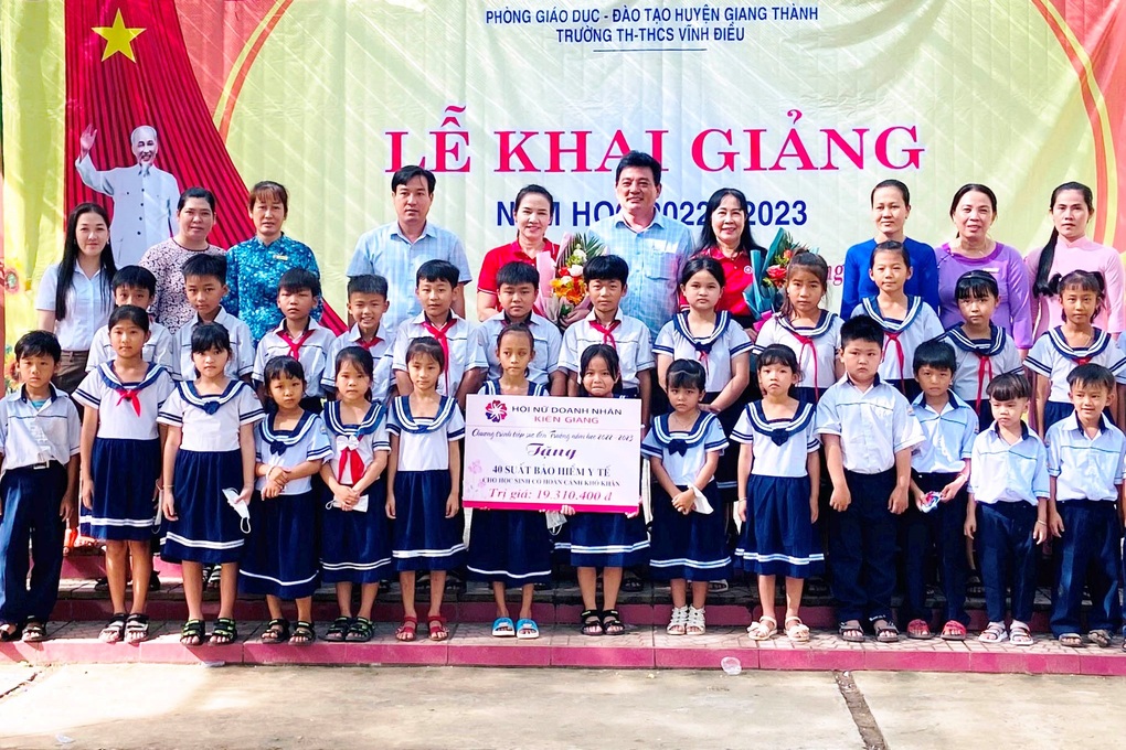 Hàng trăm trẻ em nghèo ở miền Tây được tiếp sức đến trường - 3 Hàng trăm trẻ em nghèo ở miền Tây được tiếp sức đến trường - 3