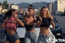 Không có bằng lái vẫn "làm màu" trên TikTok, cô gái bị phạt và tạm giữ xe