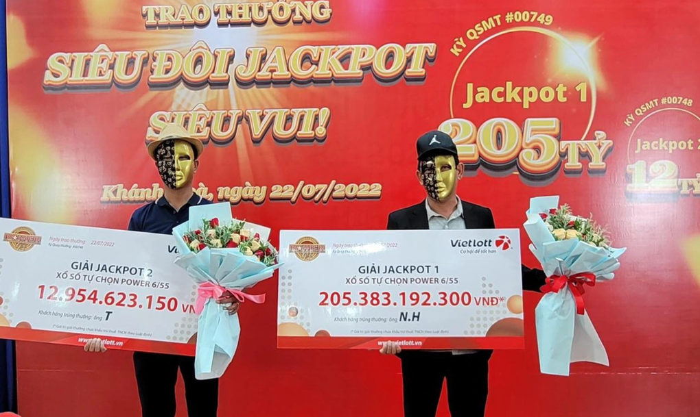 Điểm chung thú vị của 2 người trúng Jackpot siêu khủng hơn 218 tỷ đồng - 1 Điểm chung thú vị của 2 người trúng Jackpot siêu khủng hơn 218 tỷ đồng - 1