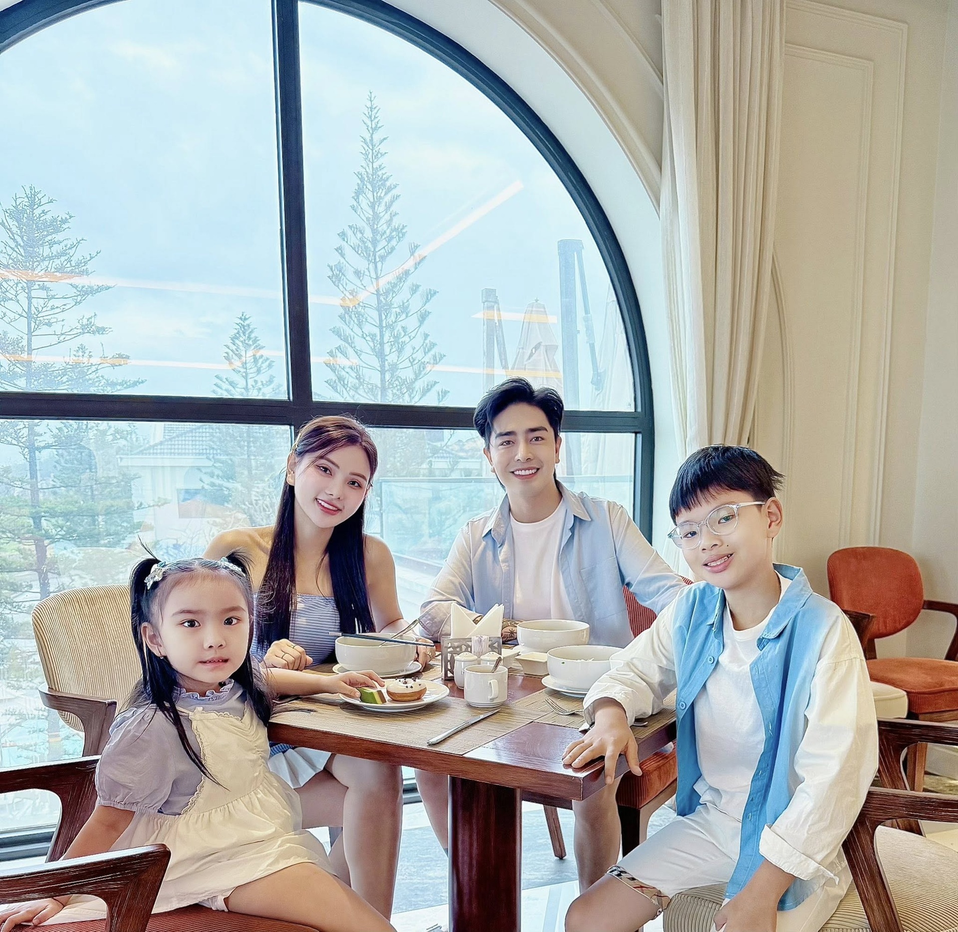 Ca sĩ Thu Thủy: Gợi cảm tuổi 41, viên mãn bên chồng kém 10 tuổi - 3