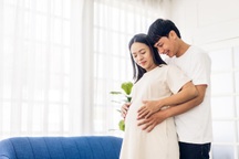 Khoe vợ có bầu, cậu bạn thân hỏi một câu khiến tôi lo lắng