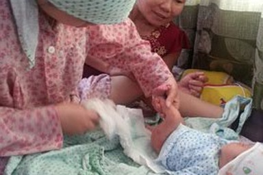 Vụ 5 bé sơ sinh bị rơi từ xe đẩy: Các bé đã được về với mẹ