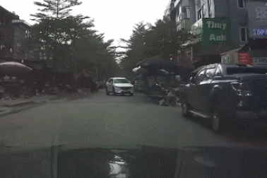 Ngán ngẩm nữ tài xế thản nhiên đậu xe ô tô giữa đường để… đi chợ