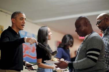 Tổng thống Mỹ phục vụ đồ ăn cho người vô gia cư