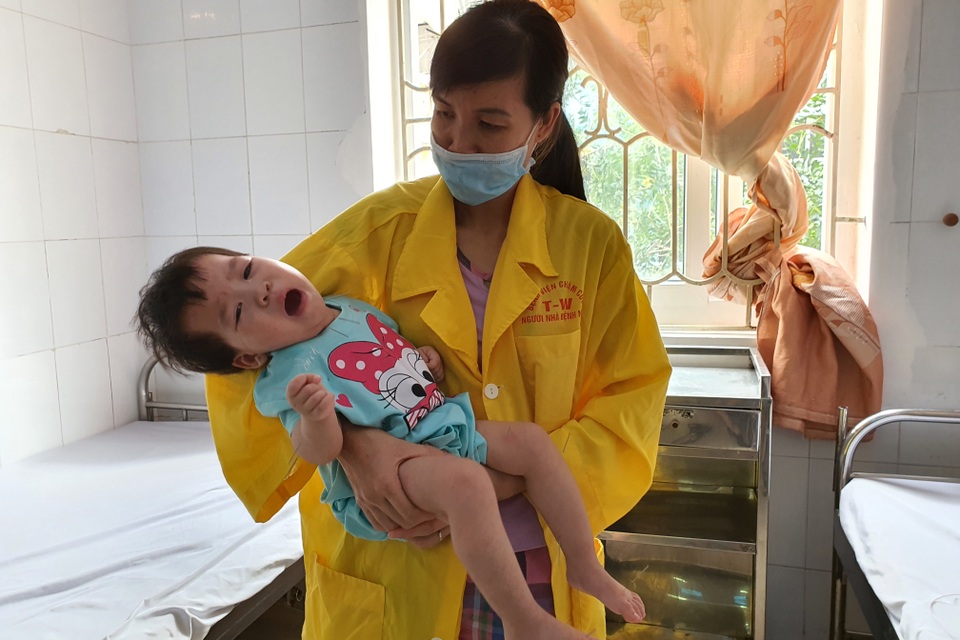 Tiếng khóc xé lòng của anh em mồ côi cha cùng bị bại não bẩm sinh - 4 Tiếng khóc xé lòng của anh em mồ côi cha cùng bị bại não bẩm sinh - 4