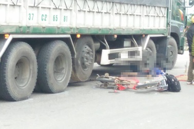 Hai học sinh bị xe tải đâm thương vong trên đường đến trường