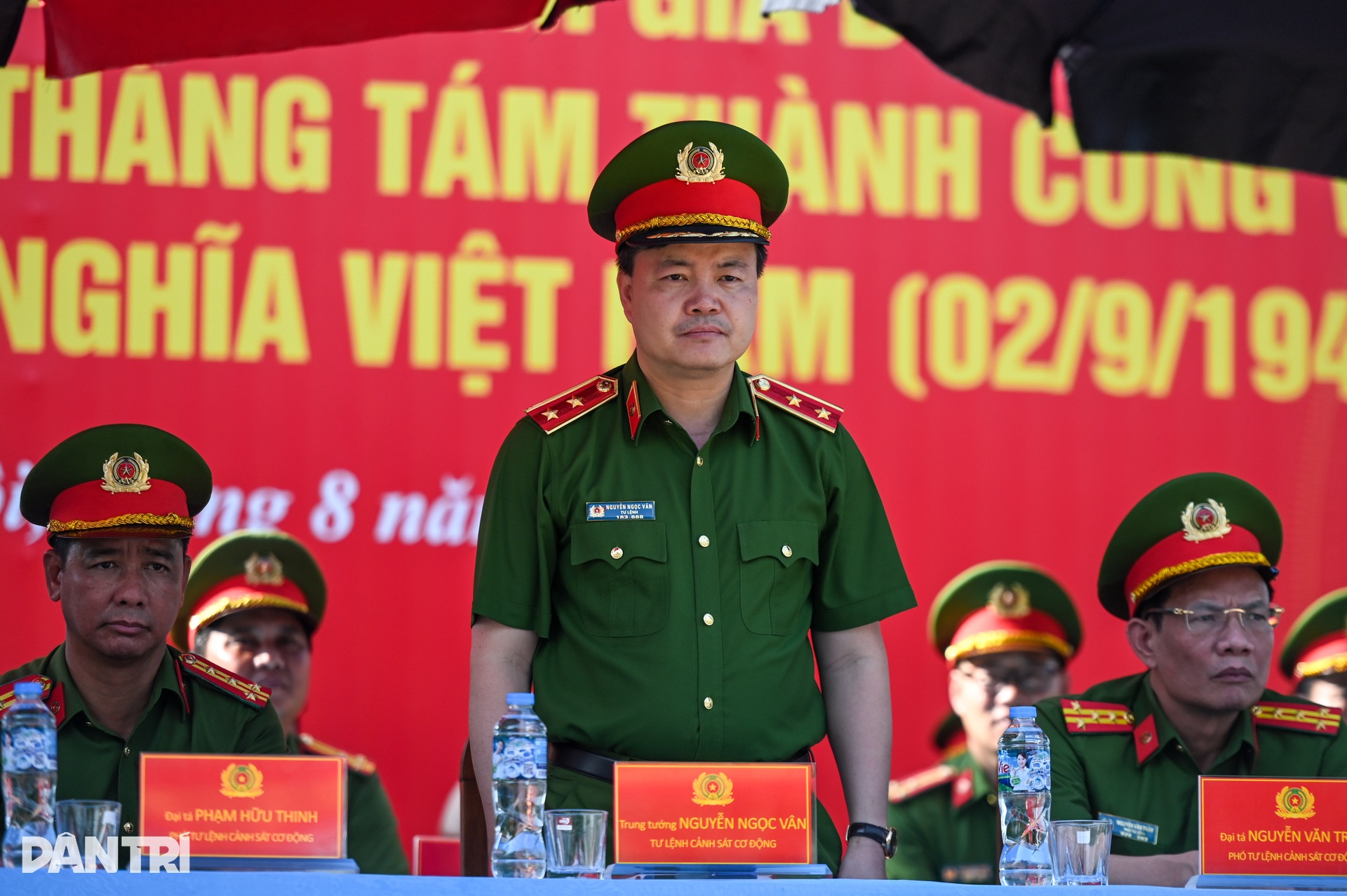 Hợp luyện diễu binh Quốc khánh 2/9: Khi thử thách là cái nắng 40 độ C - 12 Hợp luyện diễu binh Quốc khánh 2/9: Khi thử thách là cái nắng 40 độ C - 12