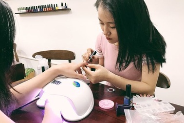 Cuối năm “vỡ trận”, vợ chồng chủ tiệm làm móng “chê” tiền tắt điện thoại