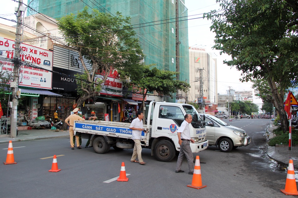 Phú Yên: Cứng người đứng nhìn cẩu tháp rơi từ tầng 20 xuống đường - 1 Phú Yên: Cứng người đứng nhìn cẩu tháp rơi từ tầng 20 xuống đường - 1