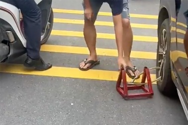 Chung cư ở TPHCM khẳng định không thu tiền phạt tài xế ô tô bị khóa bánh