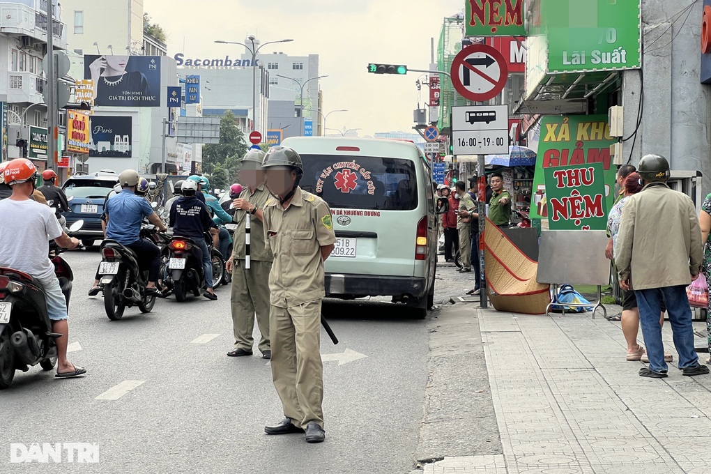 Người đàn ông nằm chết trước trụ sở ngân hàng ở TPHCM - 1