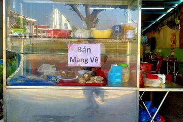 Covid-19 trở lại, hàng quán "cầm cự" bằng cách treo biển "bán mang về"