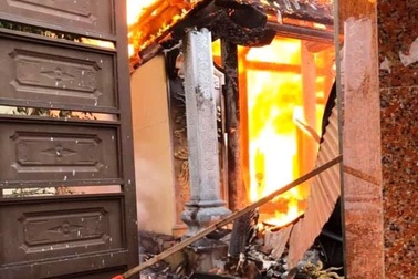 Một ngôi nhà thờ họ bị thiêu rụi trong ngày rằm tháng 7