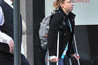 Con gái nhà Clinton chống nạng ra đường