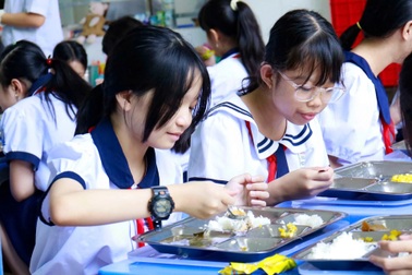 Sau sáp nhập, trường học Hà Nội tổ chức cho học sinh ăn bán trú thế nào?