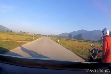 Tài xế dũng cảm truy đuổi tên cướp như phim hành động