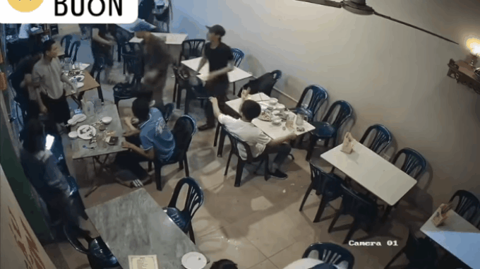 Thẳng tay ném cốc sang bàn bên, thanh niên ra tát tới tấp vào mặt người đàn ông vì một cái nhìn đểu - Ảnh 2. Thẳng tay ném cốc sang bàn bên, thanh niên ra tát tới tấp vào mặt người đàn ông vì một cái nhìn đểu - Ảnh 2.